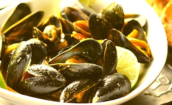 Cancel those dinner reservations. Whip up these Red Thai Curry Mussels instead.