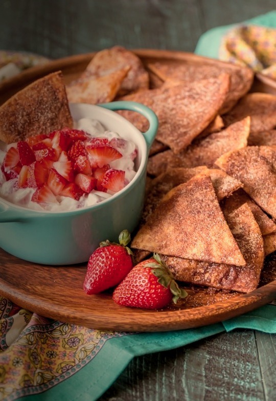 BAKED CINNAMON CRISPS WITH CREAMY STRAWBERRY DIP